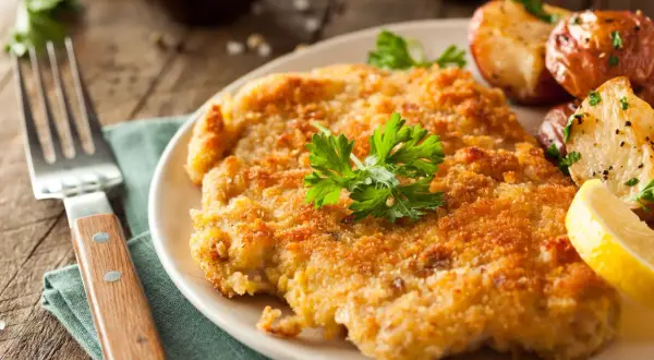 Knuspriges Putenschnitzel mit Petersilie, Zitrone und Bratkartoffeln. Perfekt für einfache Putenschnitzel Rezepte.