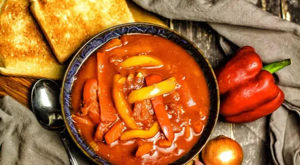 Herzhaftes Letscho mit Paprika und Zwiebeln, dazu geröstetes Brot. Perfekt für alle, die wissen, was am besten zu Letscho passt!