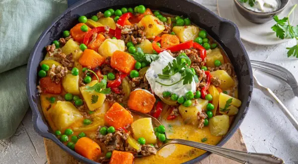 Herzhaftes Gericht mit Hackfleisch, Kartoffeln, Karotten und Erbsen in einer cremigen Sauce. Ein köstliches Beispiel für Hackfleisch Gerichte.