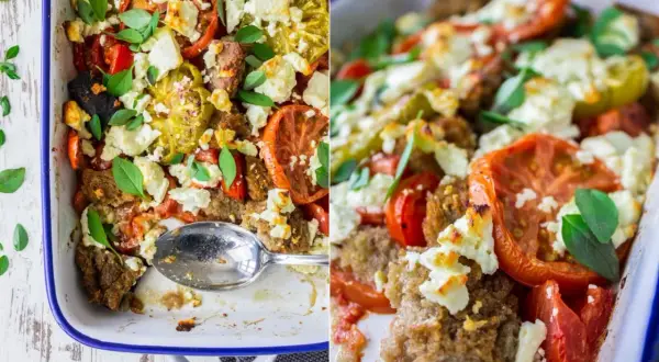 Herzhafter Tomatensalat mit Feta und Brotstücken, frisch aus dem Ofen. Ein köstliches Gericht, das an einen mediterranen Tomatensalat mit Feta erinnert.