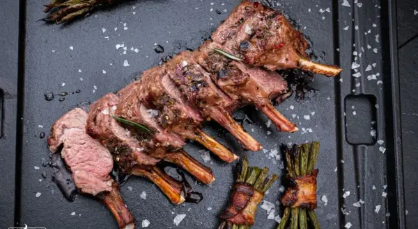 Perfekt gegrilltes Lammkarree mit Rosmarin und Speck-umwickeltem Spargel. Ein Fest für die Sinne beim Lamm grillen.