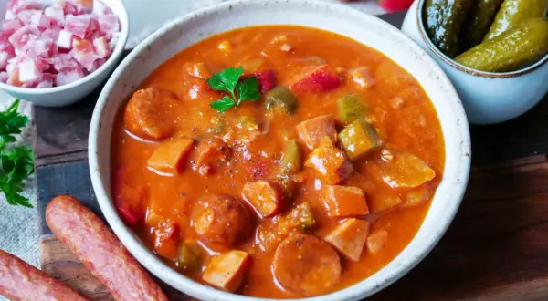 Herzhafte Soljanka mit Wurst, Gewürzgurken und Paprika. Ein Klassiker, der zeigt, was ist Soljanka: ein deftiger Eintopf voller Geschmack.
