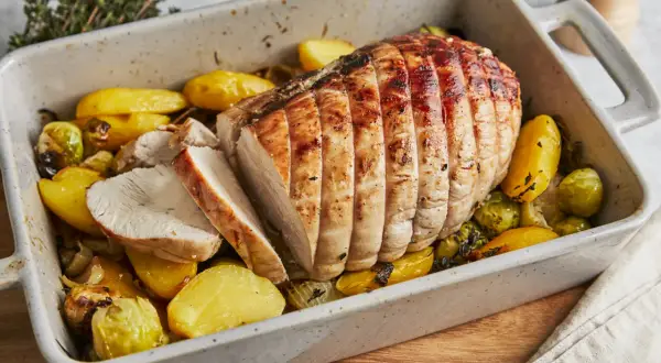 Saftiger Putenbraten im Backofen mit goldbraunen Kartoffeln und Rosenkohl. Ein Festmahl, das den ganzen Tisch begeistert.