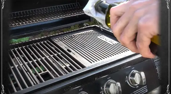 Einbrennen des Gasgrills: Öl wird mit einem Tuch auf die Grillplatte aufgetragen, um sie für das erste Grillen vorzubereiten.