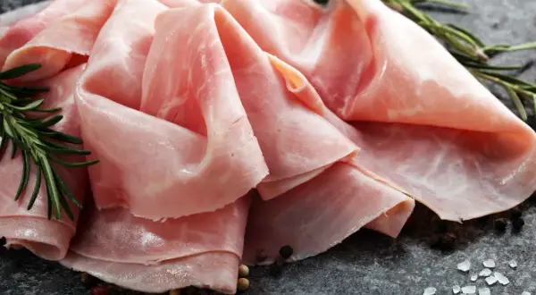 Dünn geschnittener, zarter Schinken, garniert mit Rosmarin und Gewürzen. Was ist Schinken? Ein herzhafter Genuss!