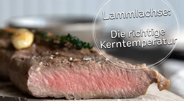 Perfekt gegarter Lammachs mit zarter rosa Kerntemperatur, garniert mit Knoblauch und Kräutern.