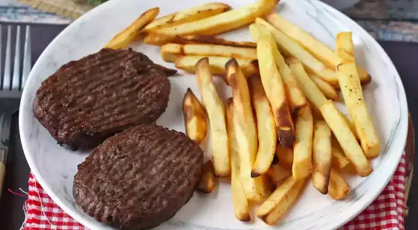 Zwei Hacksteaks mit Pommes Frites auf einem Teller. Ein einfaches Hacksteak rezept für einen schnellen Genuss.