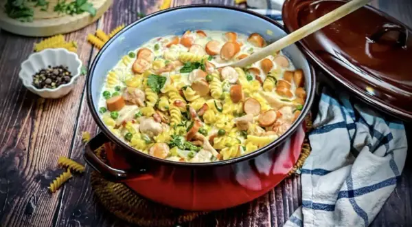 Herzhafte Nudelpfanne mit Würstchen und Erbsen im Dutch Oven – tolle Dutch Oven Rezepte für Kinder, die schnell gehen und schmecken!