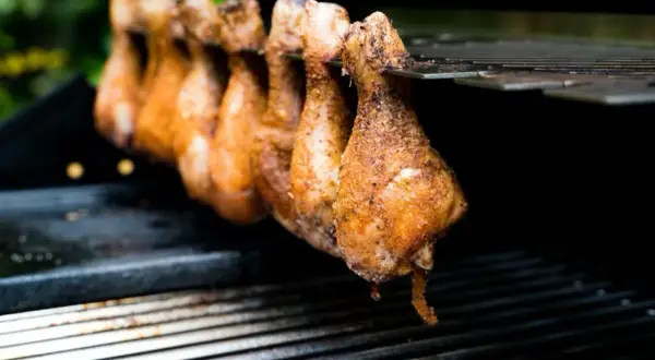 Saftige Hähnchenschenkel werden auf dem Grill zubereitet. Die **Drumsticks grillen** ist ein Genuss für alle Sinne.