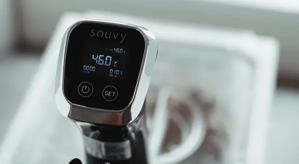 Ein Sous-Vide-Garer mit digitaler Anzeige, die 46°C zeigt. So wird das Garen auf den Punkt perfekt.