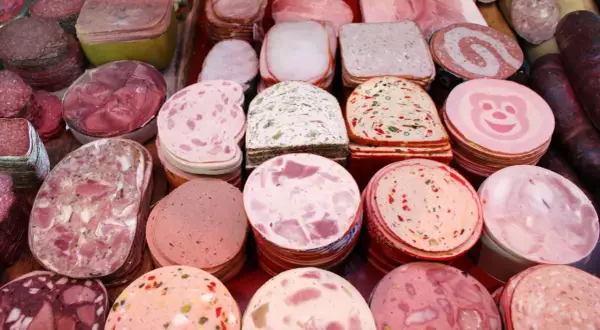 Vielfalt an Wurstsorten mit Bildern: Aufgeschnittene Mortadella, Leberwurst, Salami und mehr.