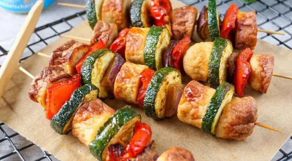 Resteverwertung: Gegrillte Bratwurst-Spieße mit Zucchini, Paprika und Zwiebeln. Perfekt für den Grillabend!