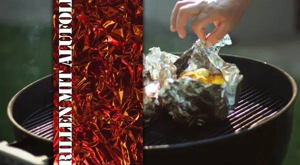 Grillen mit Alufolie: Ein Mann legt ein Päckchen mit Essen in Alufolie auf den Grill.