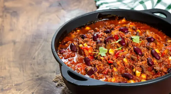 Herzhaftes Chili con Carne im Dutch Oven, mit Bohnen, Mais und viel Geschmack.