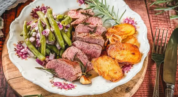 Saftige Lammlachse, perfekt gebraten, mit grünen Bohnen und knusprigen Kartoffeln. Ein köstliches Lammlachse Rezept für Genießer.