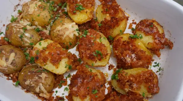 Kross gebratene Kartoffeln mit knuspriger Kruste und Petersilie. Perfekt zum Kartoffeln grillen oder als Beilage.