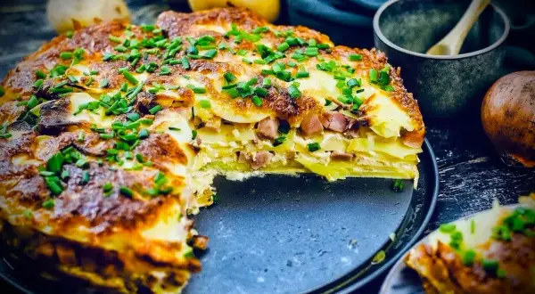 Herzhafter Kartoffelkuchen mit Schinken und Käse, ein köstliches Rezept für jeden Anlass.