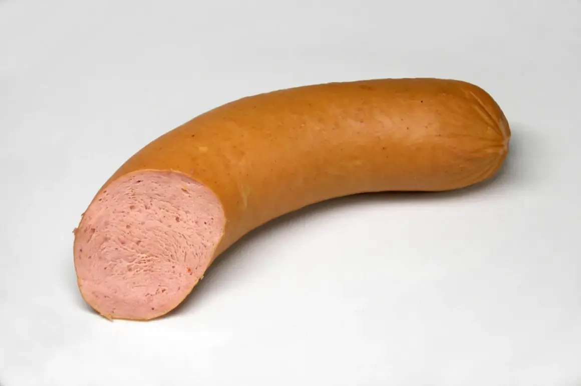 Eine aufgeschnittene Fleischwurst mit feiner, rosa Einlage. Der Unterschied zur Lyoner ist die gröbere Struktur.