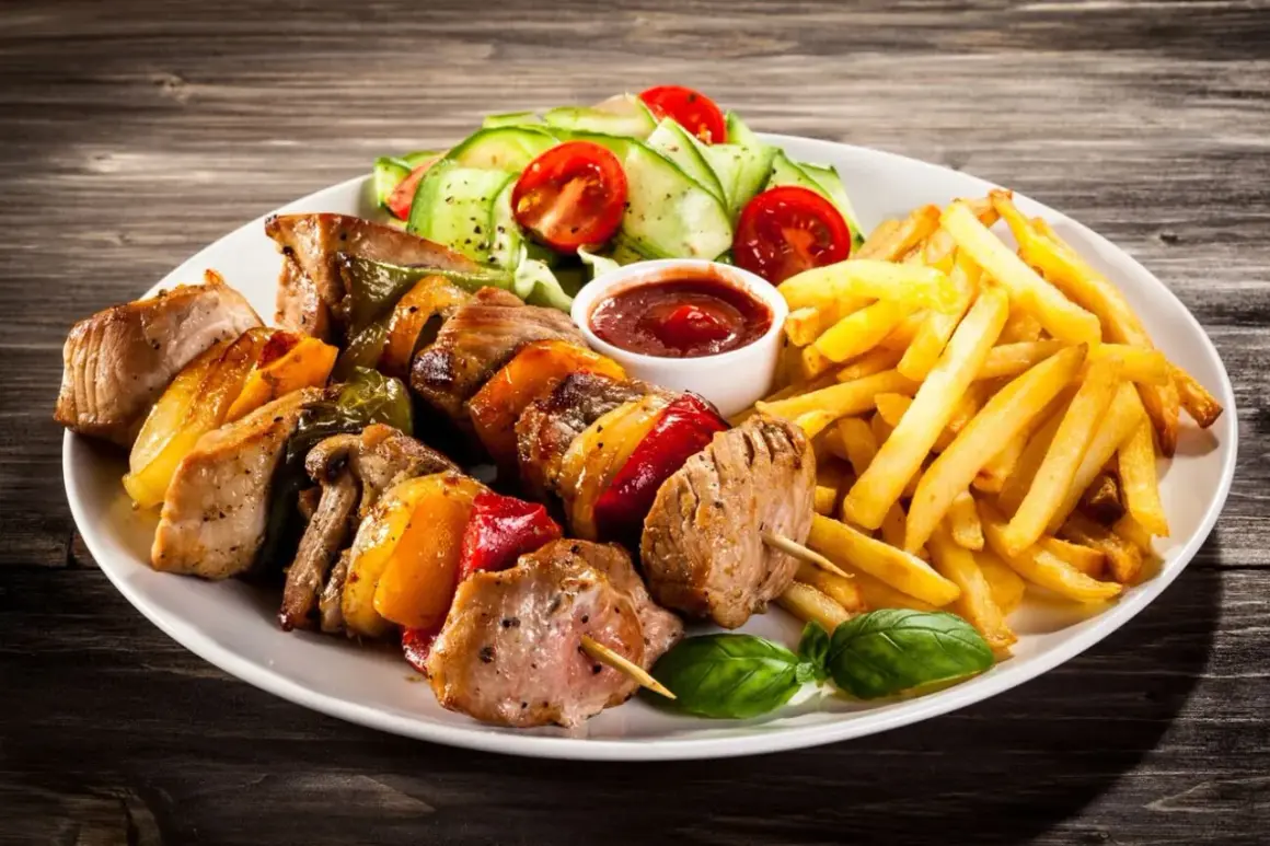 Schaschlikspieße mit Paprika und Zwiebeln, dazu Pommes Frites und ein kleiner Salat – eine köstliche schaschlik beilage.
