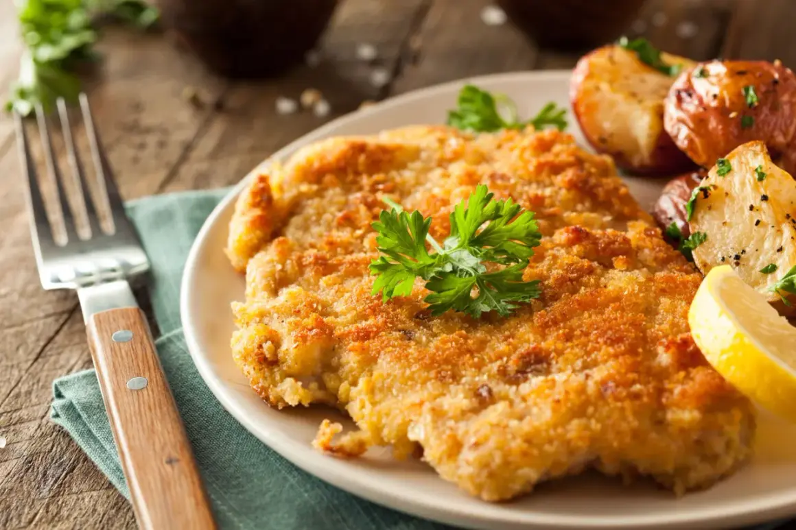Knuspriges Putenschnitzel mit Petersilie, Zitrone und Bratkartoffeln. Perfekt für einfache Putenschnitzel Rezepte.