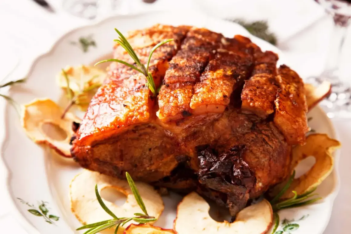 Knuspriger Schweinebauch mit Rosmarin und Apfelscheiben. Die perfekte Kerntemperatur für saftigen Genuss.