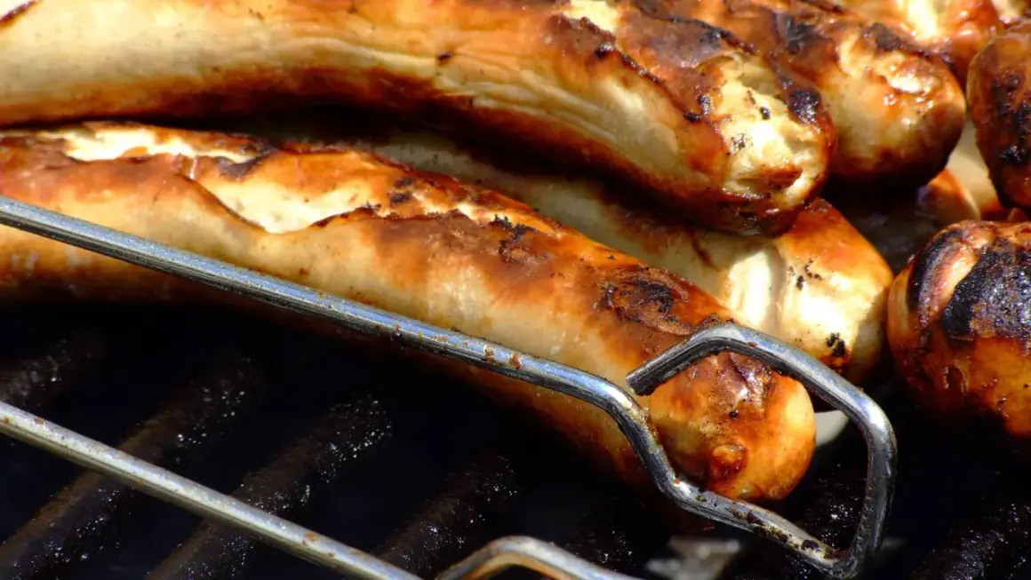 Saftige Bratwürste auf dem Grill, bereit für leckere Bratwurst Rezepte.