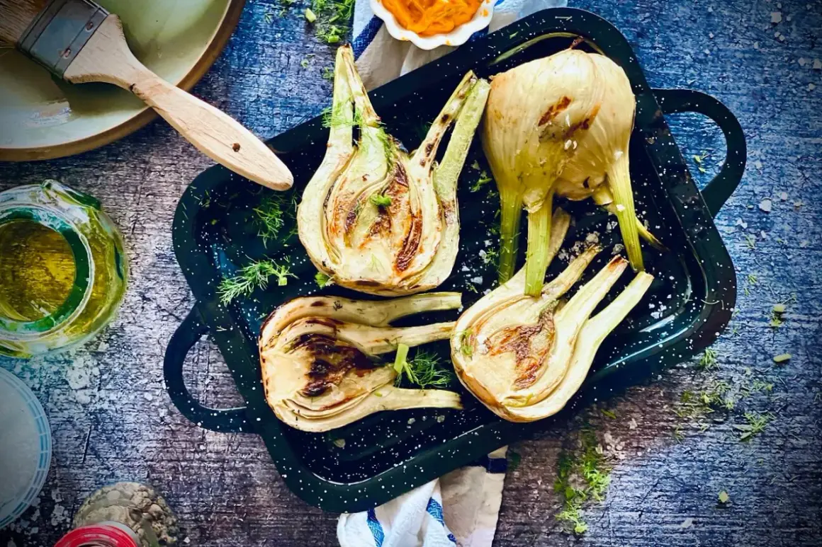 Gegrillter Fenchel in einer Pfanne, mit Kräutern und Öl daneben. Perfekt für ein leichtes Abendessen.