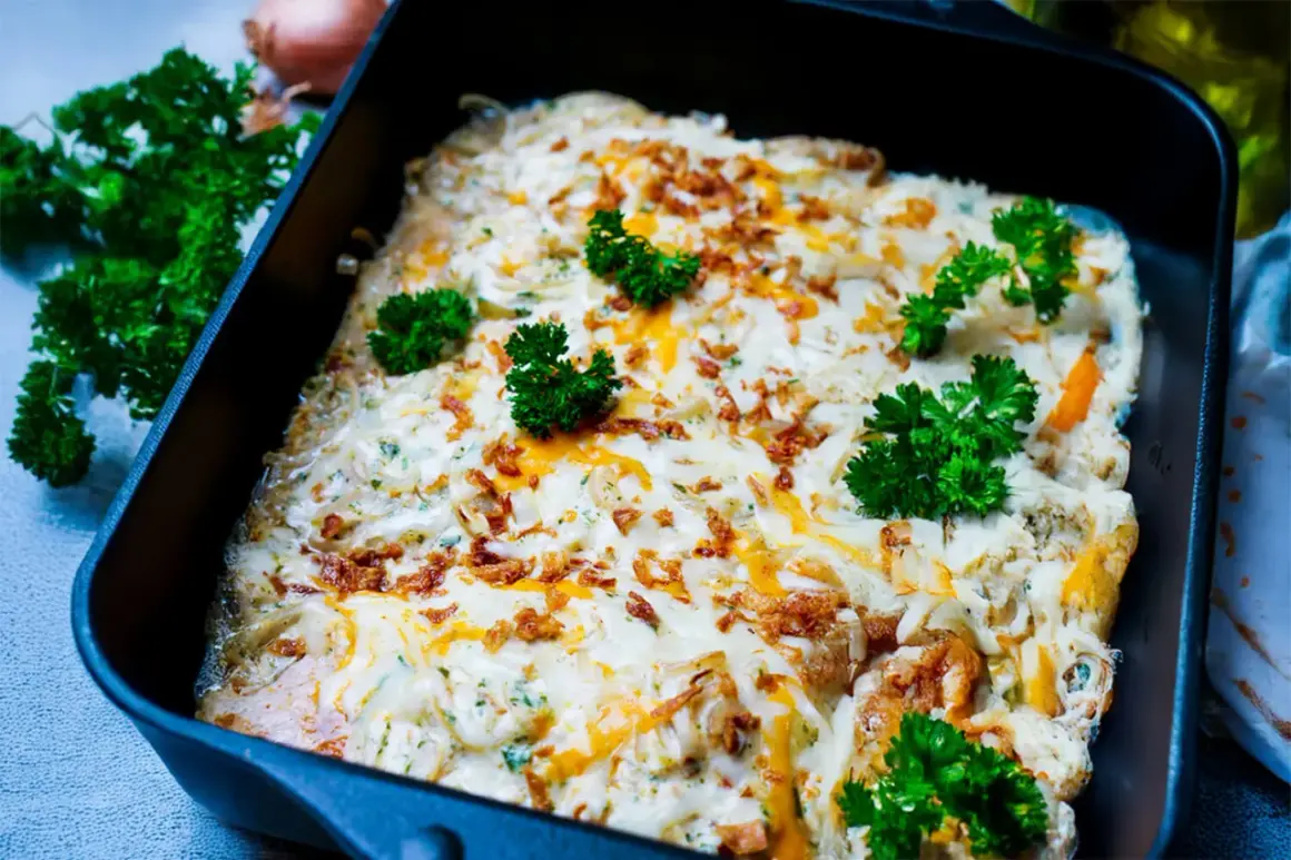 Zwiebel Sahne Schnitzel überbacken mit Käse und garniert mit Petersilie. Knusprige Zwiebeln und cremige Sauce machen dieses Gericht unwiderstehlich.