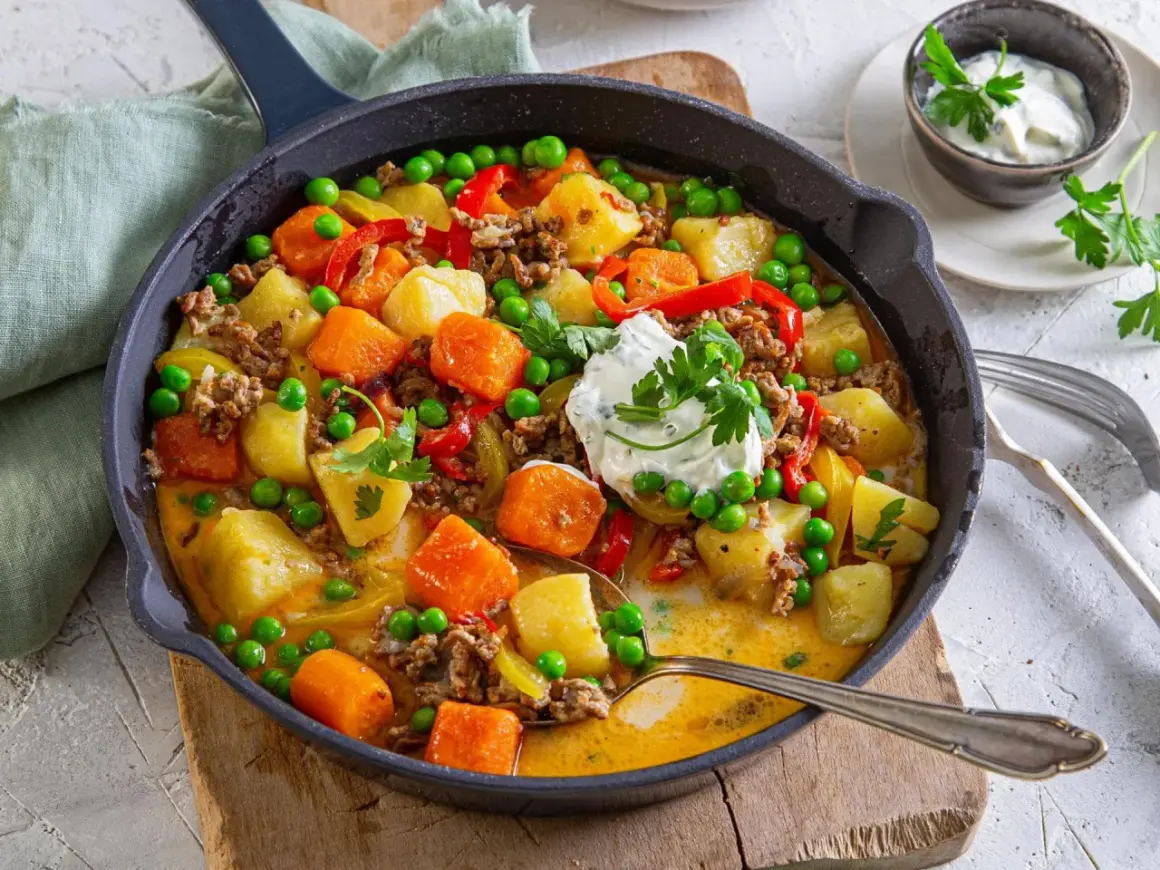 Herzhaftes Gericht mit Hackfleisch, Kartoffeln, Karotten und Erbsen in einer cremigen Sauce. Ein köstliches Beispiel für Hackfleisch Gerichte.