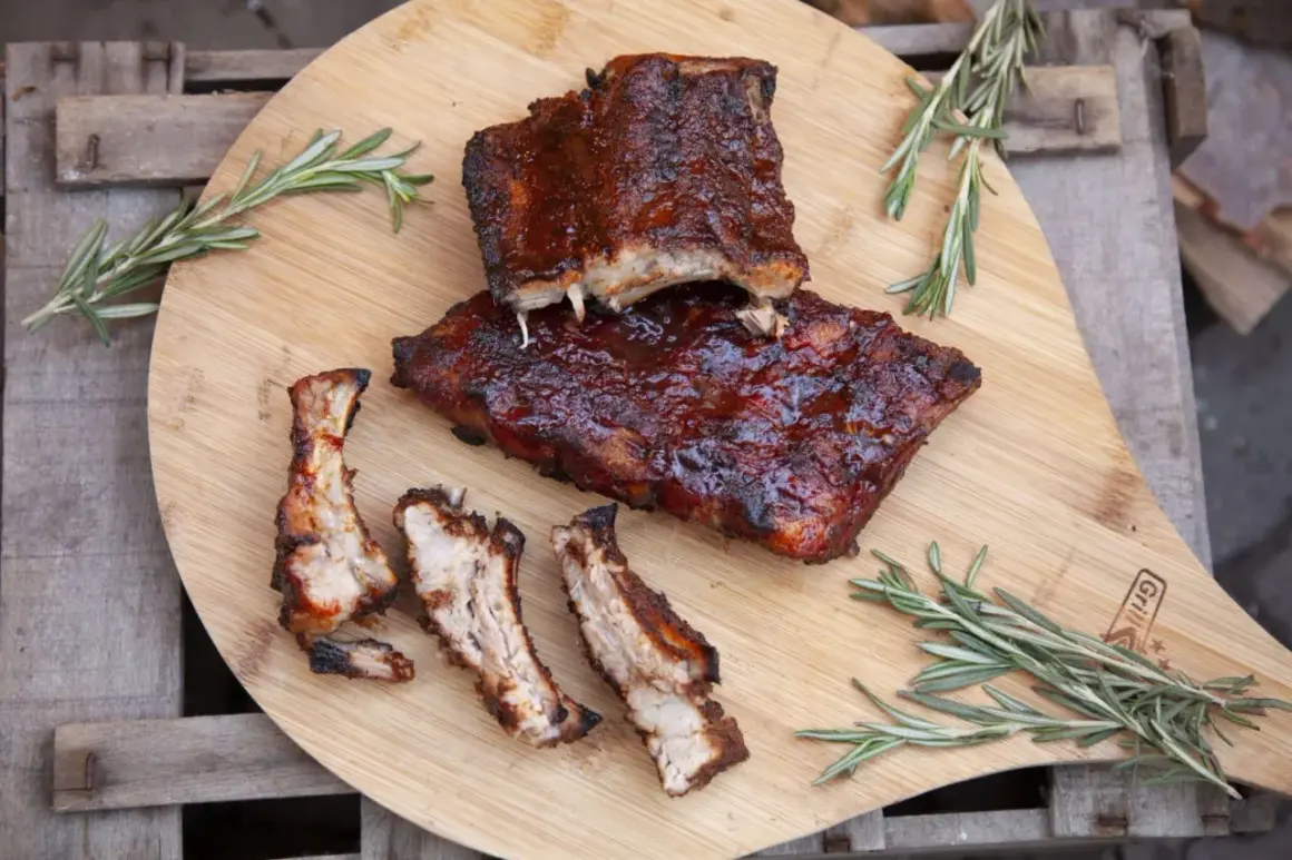 Saftige Spareribs vom Grill, glasiert und mit Rosmarin garniert, warten auf hungrige Genießer.