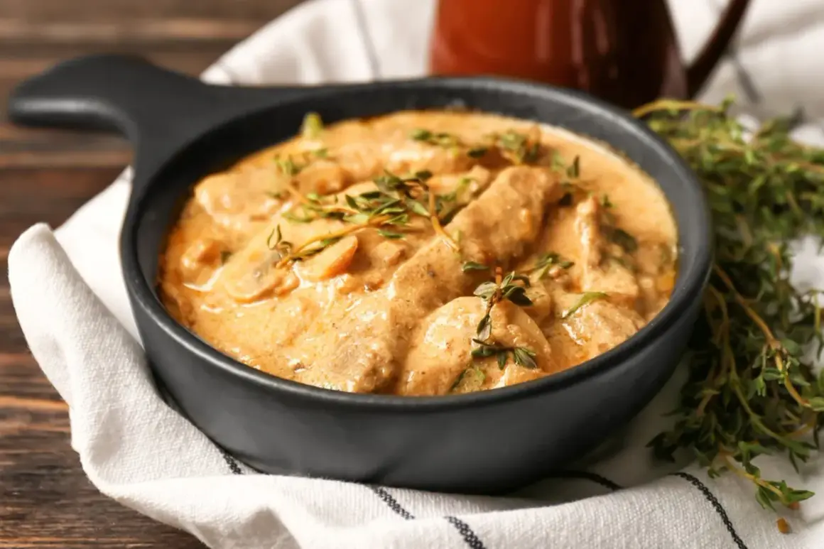 Cremiges Boeuf Stroganoff Rezept mit zarten Fleischstreifen und Pilzen, garniert mit frischem Thymian.