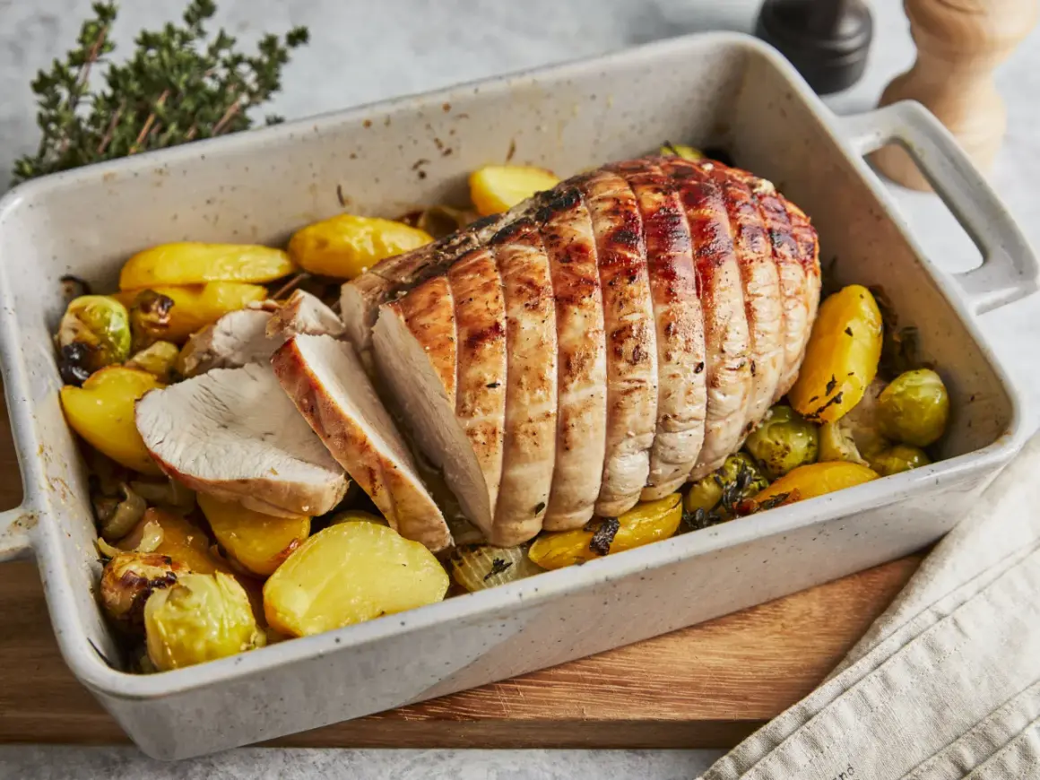 Saftiger Putenbraten im Backofen mit goldbraunen Kartoffeln und Rosenkohl. Ein Festmahl, das den ganzen Tisch begeistert.