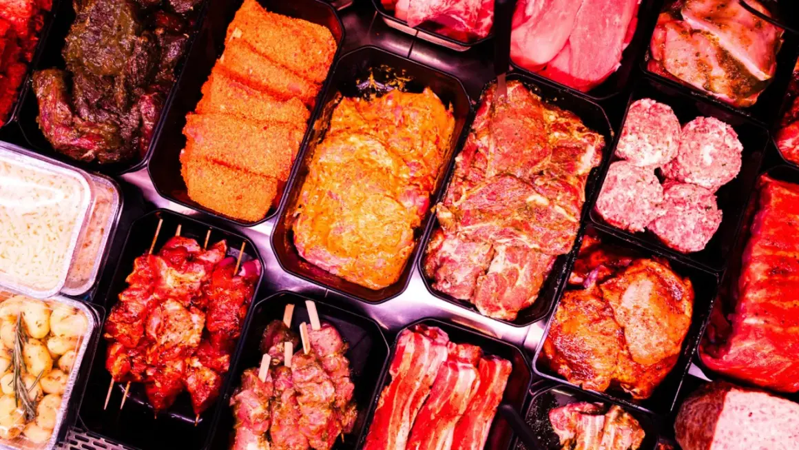 Fleischtheke mit mariniertem Fleisch, Spießen und Hackbällchen. Hier findet man auch Zutaten für ein deftiges Frühstück, wie zum Beispiel Mett.