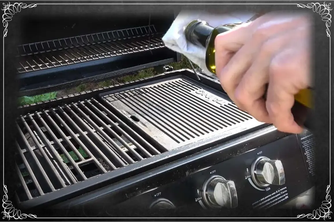 Einbrennen des Gasgrills: Öl wird mit einem Tuch auf die Grillplatte aufgetragen, um sie für das erste Grillen vorzubereiten.