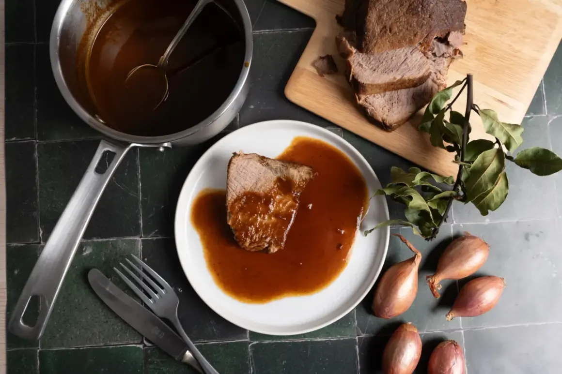 Zarter Rinderbraten im Backofen, serviert mit reichlich Sauce. Ein Festmahl, das auf dem Tisch wartet.