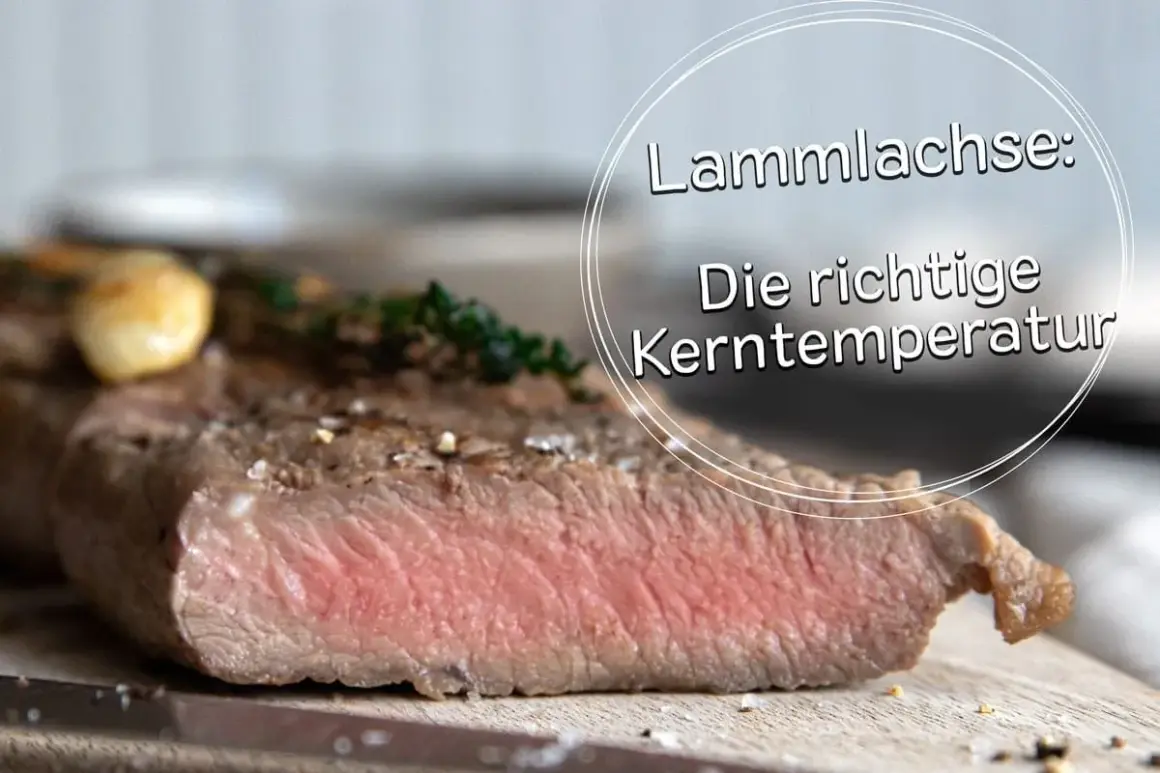Perfekt gegarter Lammachs mit zarter rosa Kerntemperatur, garniert mit Knoblauch und Kräutern.