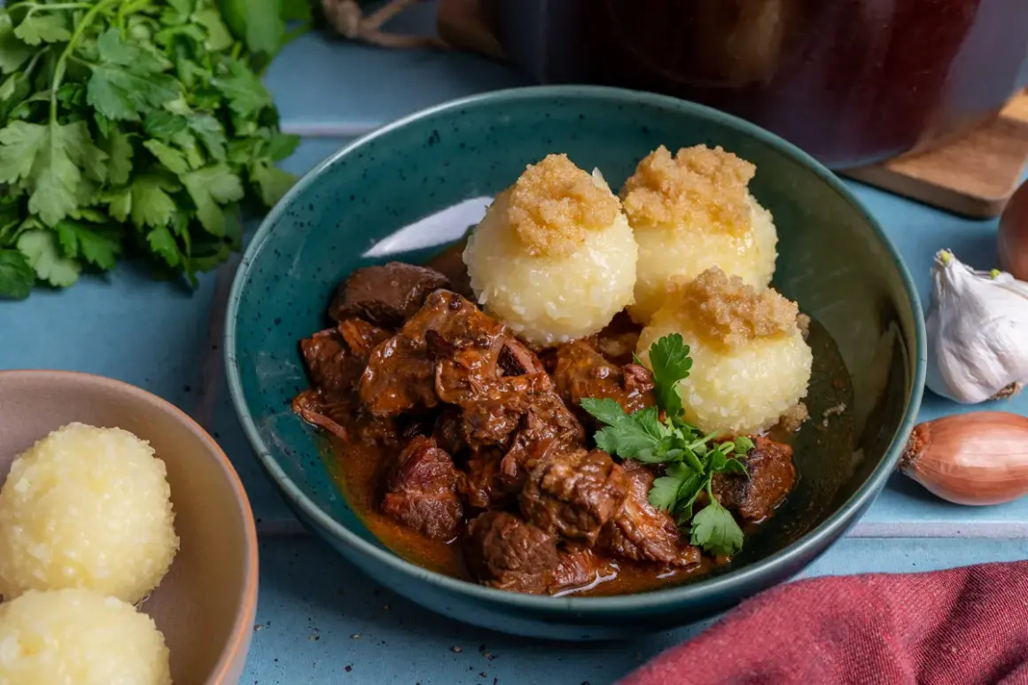 Herzhaftes Gulasch mit Klößen, ein klassisches Gulasch Rezept, garniert mit Petersilie.