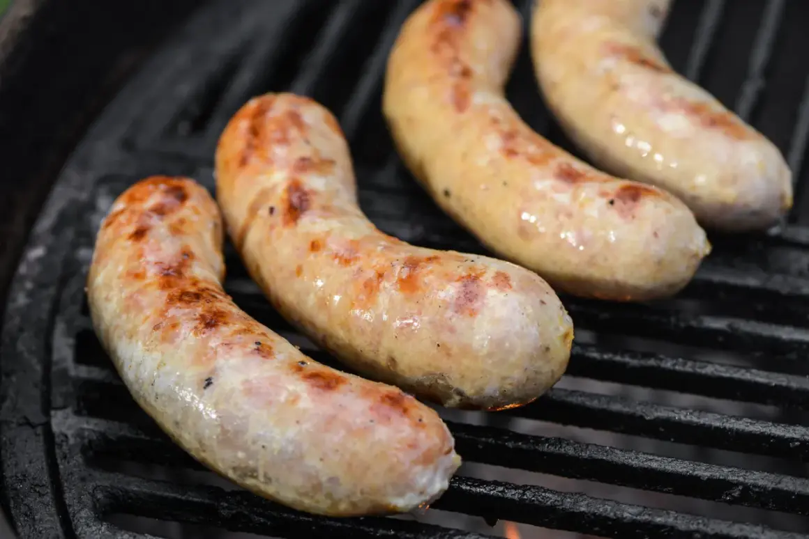 Drei goldbraune Bratwürste brutzeln auf dem Grill. Perfekt für alle, die Bratwurst selber machen wollen.