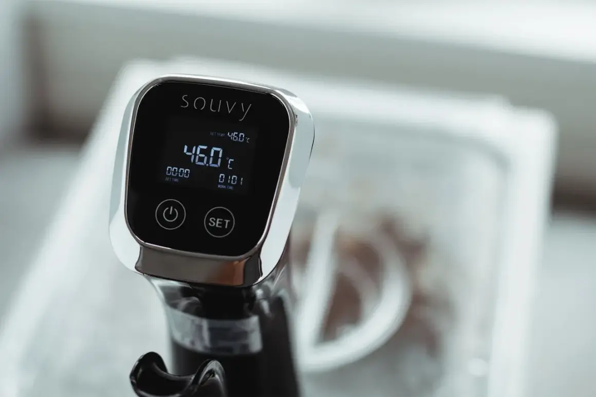 Ein Sous-Vide-Garer mit digitaler Anzeige, die 46°C zeigt. So wird das Garen auf den Punkt perfekt.