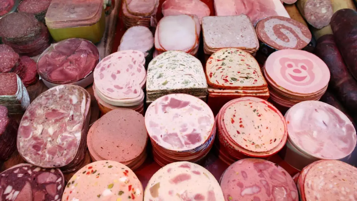 Vielfalt an Wurstsorten mit Bildern: Aufgeschnittene Mortadella, Leberwurst, Salami und mehr.