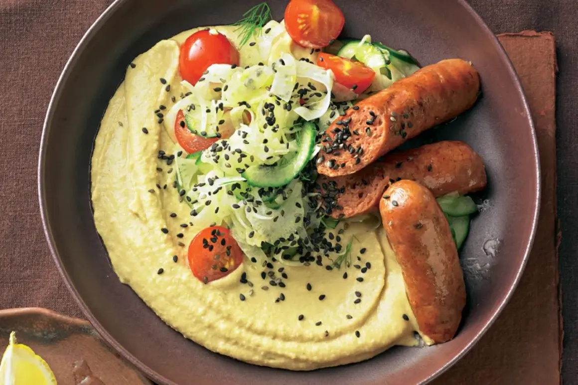 Hummus mit gegrillten Merguez-Würstchen, Tomaten, Gurken und schwarzem Sesam. Ein einfaches Merguez Rezept für Genießer.