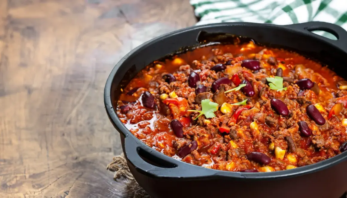 Herzhaftes Chili con Carne im Dutch Oven, mit Bohnen, Mais und viel Geschmack.
