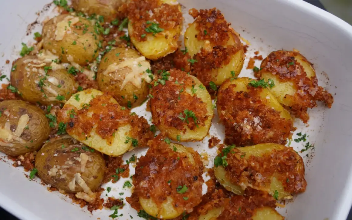 Kross gebratene Kartoffeln mit knuspriger Kruste und Petersilie. Perfekt zum Kartoffeln grillen oder als Beilage.