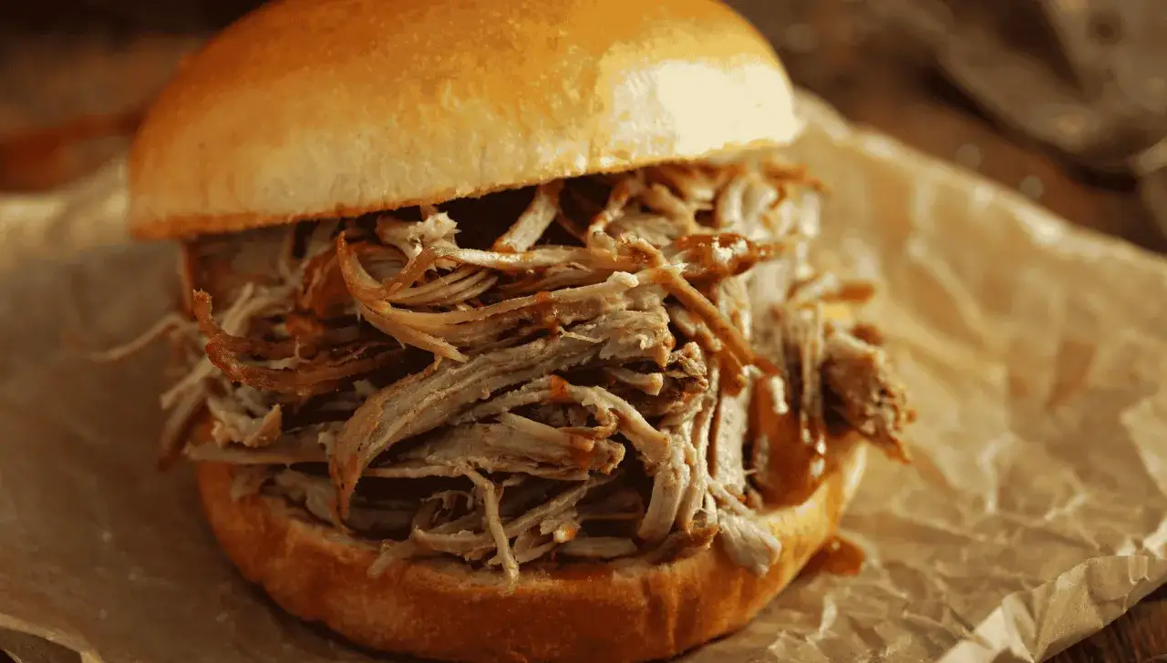 Saftiges Pulled Pork im Brötchen, perfekt gegart, die Kerntemperatur stimmt.