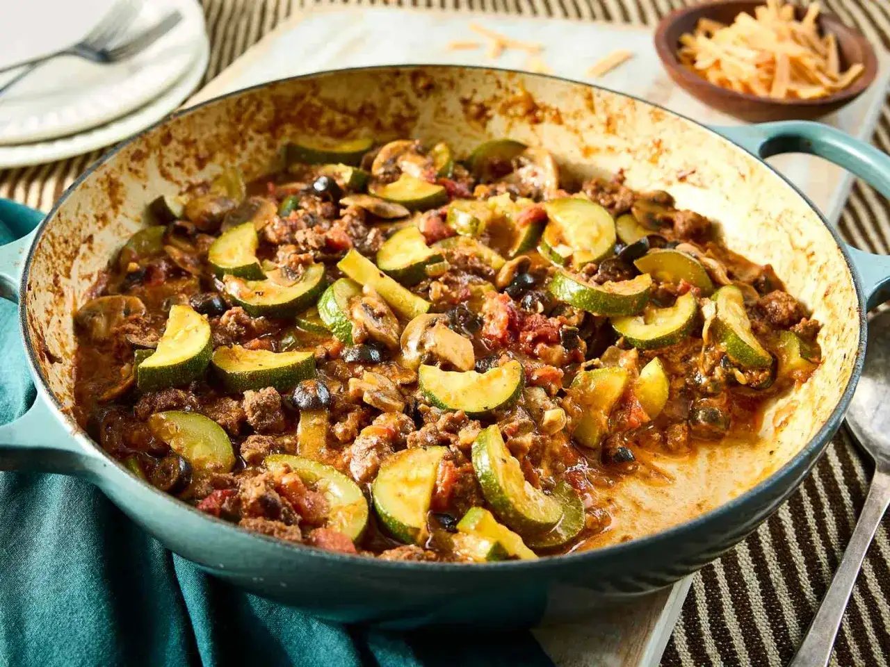 Herzhafte Hackfleisch-Gerichte mit Zucchini und Pilzen in einer Pfanne. Ein k&ouml;stliches Abendessen!