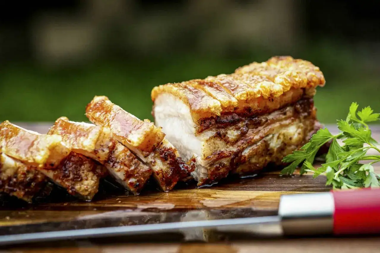 Saftiger Schweinebauch mit knuspriger Kruste, perfekt gegart. Die Kerntemperatur des Schweinebauchs ist ideal f&uuml;r ein zartes Ergebnis.