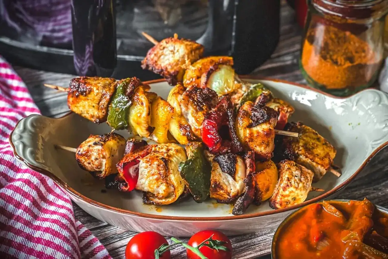 Saftiger Schaschlik im Airfryer, mit Paprika und Zwiebeln, perfekt gegrillt und servierfertig auf einem Teller.