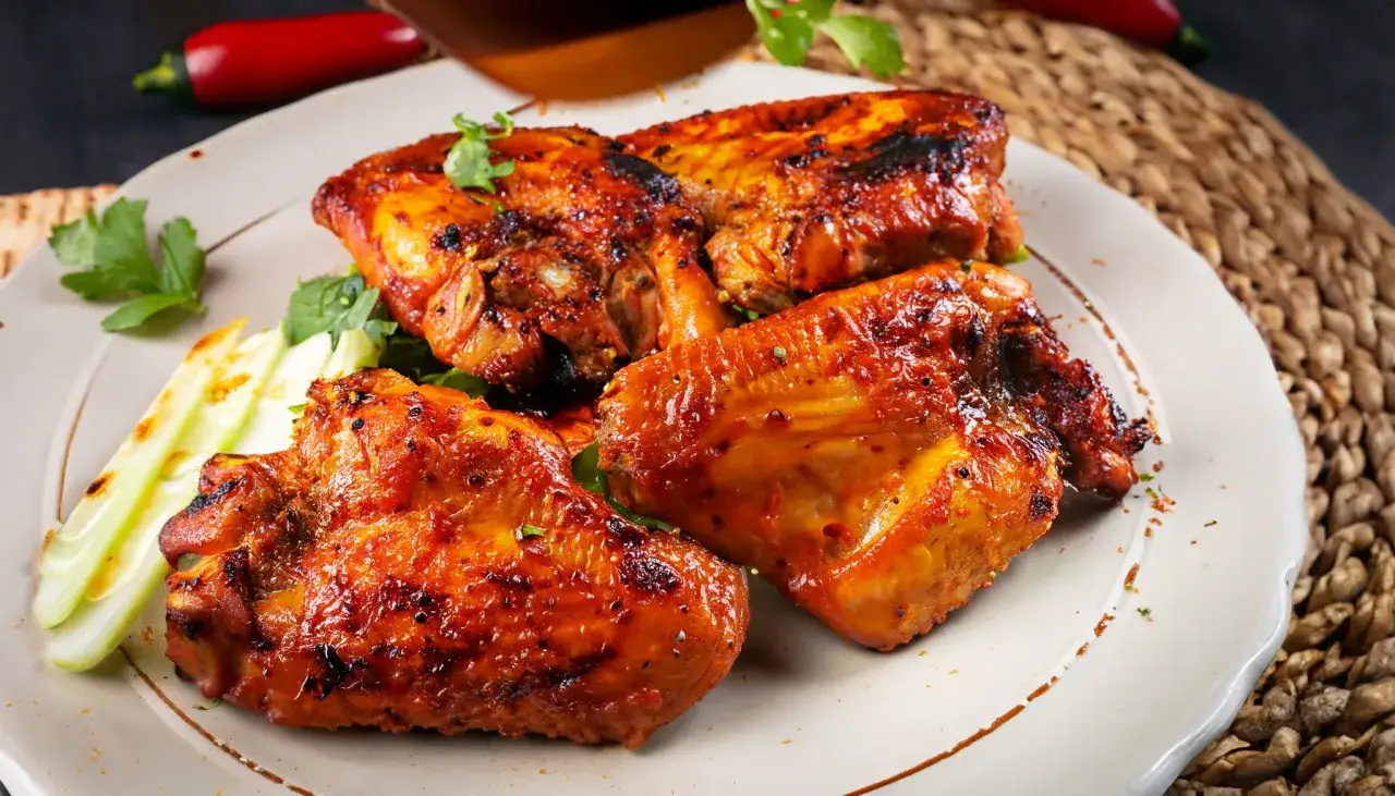 Saftige H&auml;hnchenfl&uuml;gel, perfekt gegrillt, mit einer w&uuml;rzigen Glasur und Beilagen. Ein Genuss f&uuml;r jeden Liebhaber von pollo fino grillen.