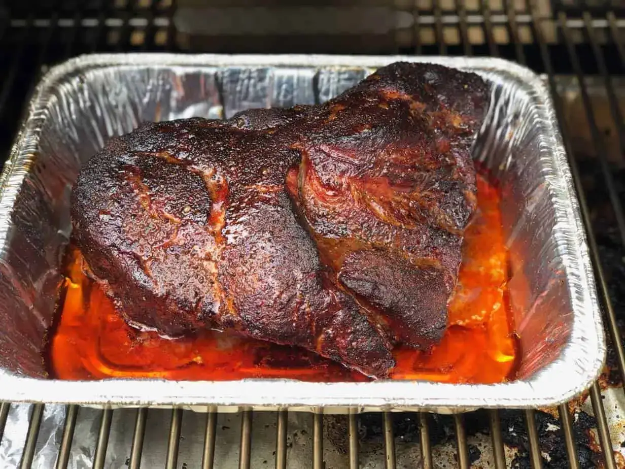Saftiges Pulled Pork im Smoker, perfekt für leckere Smoker Rezepte.