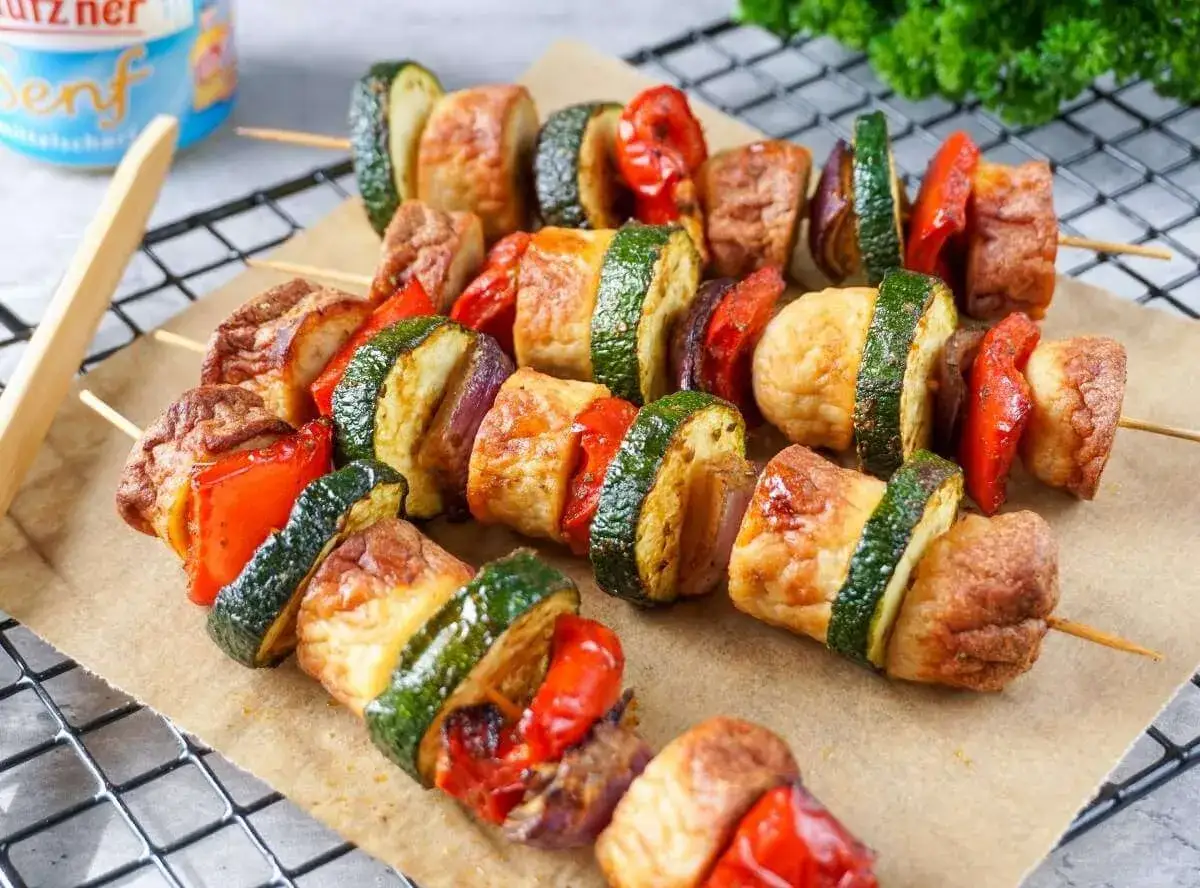 Resteverwertung: Gegrillte Bratwurst-Spieße mit Zucchini, Paprika und Zwiebeln. Perfekt für den Grillabend!